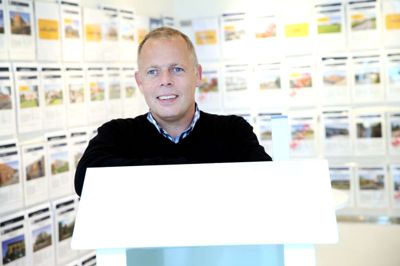 Ib Schiermer fra EDC i Herning fortæller, at Herning er på bølge med landsgennemsnittet, når det kommer til antal fremvisninger, der skal til, inden et boligsalg.?Foto: Flemming Hansen