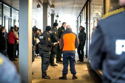 Black Army har været i gang med afpresning i Odense. Her ses medlemmer af banden i gågaden i Herning, hvor politiet lavede en aktion imod dem. ?Foto: Tom Laursen