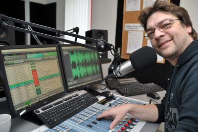 Niels Fisker fra Radio Alfa er grandprix-ekspert, og han tager fra på mandag plads i et midlertidigt studie i en skybox i Boxen i Herning for at sende live radio hver eftermiddag op til grandprix'et næste lørdag.? Foto: Radio Alfa