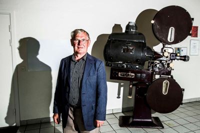 John Juul Eriksen er tidligere mangeårig formand for Kulturens Venner i Engesvang. Her er han fotograferet i Engesvangs kulturhus Den Gamle Biograf. Foto: Tom Laursen