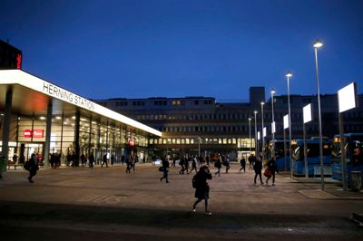 Arriva-chaufførerne på Hernings bybusser strejkede fra morgenstunden i protest mod de pauseforhold, de bydes på den nybyggede Herning Station. Først klokken 8.55 begyndte bybusserne at rulle igen.? foto: Flemming Hansen