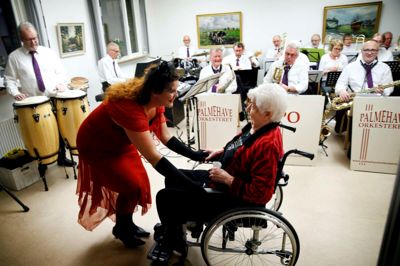 Assisterende centerleder Marianne Strange-Munkholm fra Vesterled Plejecenter gik selv forrest og bød beboerne op til dans, da plejecentret i aftes fejrede jubilæet for Melodi Grand Prix med musik fra Palmehaveorkestret.? Foto: Flemming Hansen