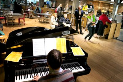 Fællessang på biblioteket er et af de tiltag, som skal skabe den rette stemning op til Dansk Melodi Grand Prix. Hver eftermiddag kan herningenserne lufte deres stemmebånd akkompagneret af pianist Henrik Ole Jensen.?Foto: Tom Laursen