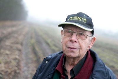 Selv om hans far syntes at han skulle være lærer, så har Jens Østergaard aldrig været i tvivl om at han ville være landmand. - Jeg har da været bundet, men hverken familie eller naboer har aldrig hørt mig ynke. Hvis jeg havde gjort det, så kunne jeg bare have taget et andet erhverv. 365 dage om året har jeg været oppe tidligt om morgenen, uanset om det var jul eller nytårsaften og hver lørdag og søndag, siger Jens Østergaard. ? Foto: Tom Laursen