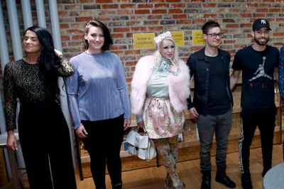 Melodi Grand Prix-deltagerne var linet op på rad og række for at hilse på de fremmødte fans til »meet and greet«-arrangement på biblioteket i Herning. Foto: Flemming Hansen