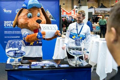 Den ikke-talende maskot for EM i landvejscykling holdt et skilt op for sig, da den fredag blev navngivet »Bikey« på Ferie for Alle-messen, hvor Jacob Rasmussen og flere andre ansatte fra Herning Kommune slog på tromme for den kommende begivenhed. ? foto: Tom Laursen