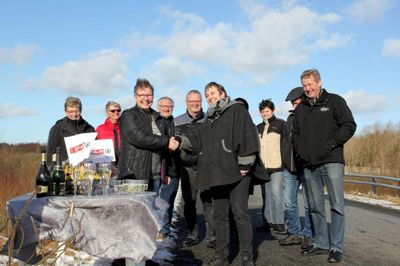 I forgrunden kunne Helle Riisberg (t.v.) glæde sig over håndtryk og bananer fra Grete Rask, der havde været lidt for kålhøgen i sin tro på Vinds styrke udi grandprix-kundskaben. ?Foto: Søren Poder