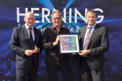 Jan Lagermann Lundme roser Boxen. Her er han fotograferet sammen med MCH-direktør Georg Sørensen (tv.) og Herning-borgmester Lars Krarup (th.).