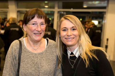 Inga Jørgensen, Fjerritslev, og Ann Louise Jørgensen, Herning:
- Billetterne til showet er en gave fra min datter. Det er stort at opleve stemningen i virkeligheden, siger Inga Jørgensen, som har taget turen fra Fjerritslev i Nordjylland ned til Ann Louise Jørgensen, som studerer på Via Design i Birk.
- Det er første gang, vi skal til Melodi Grand Prix. Jeg har set det på tv og fulgt med i det, siden jeg var barn. Det er en chance for at få en god oplevelse sammen, siger Ann Louise Jørgensen.
Mor og datter havde ikke tjekket de 10 numre ud på forhånd, så de havde ingen favoritter.