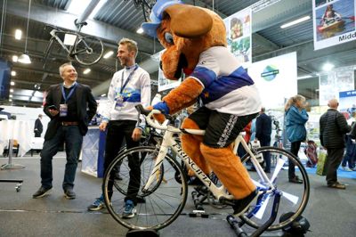 Magnus Cort er forhåbentlig lidt hurtigere end Bikey. Foto: Henrik Ole Jensen