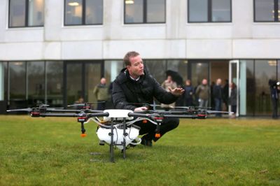 Trods regnvejr lykkedes det at få to droner i luften, da Esben Lunde Larsen gæstede Sagro i Herning. ?Foto: Sagro