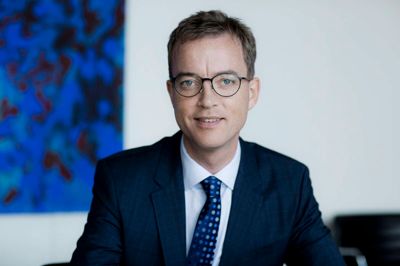 Esben Lunde Larsen ser frem mod to store sager i Miljø- og Fødevareministeriet det kommende år. Det ene er arbejdet med »målrettet regulering«, som er en del af landbrugspakken. Det betyder, at nogle landmænd får lov at dyrke mere på deres jorde, mens andre skal dyrke mindre. Det andet punkt er forberedelsen af den tredje vandplansperiode, hvor der lige nu laves en række målinger for at tilrettelægge indsatsen for reduktion af kvælstof i de danske vandløb. ?Foto: Claus Bjørn