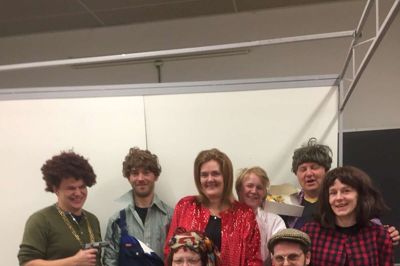 Holdet bag årets dilettantforestilling er klar. Forrest: Bedstemoderen Matilde (Merete Bjerregaard) og sønnen Erling (Kim Sejlund). Bagerst fra venstre: Johnny Jensen som Ahmed, Stefan Stjernholm som sønnen Gunnar, Heidi Lykke som letlevende Jette, Jeannette Salkvist som sygeplejersken Laura, Lars Kjeldsgaard som datingjyden Gerda og Trine Riber Poulsen som nabopigen Inge. ?Privatfoto
