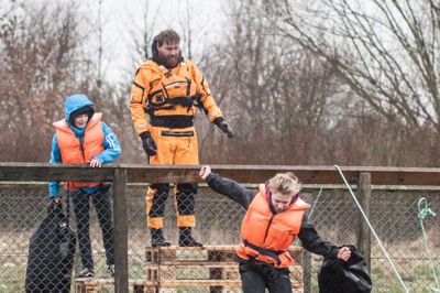 Albert Vingtoft lod Oscar Søgaard teste, hvor koldt vandet var. PR-Foto