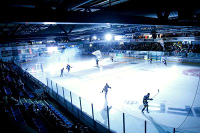 Dette syn er snart fortid. Oversigtsbilledet inde fra Kvik Hockey Arena er taget i forbindelse med den sidste hjemmekamp i denne sæsons grundspil. Foto: Flemming Hansen