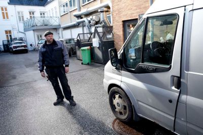 Bilisterne er fredløse i gården bag Cafe Dyrbys, hvor parkeringsfirmaet Parkzone jagter erhvervsdrivende. På billedet ses Michael Nielsen fra Herning Køleteknik. ?Foto: Flemming Hansen