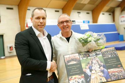 Bent Ole Hvid i hvid skjorte fik GymDanmarks æresnål af Anders Jacobsen fra gymnastikforbundet.?foto: henrik ole jensen