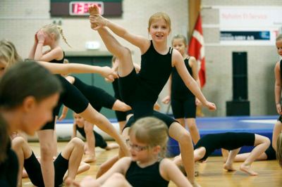 Gymnastik er en form for opdragelse med ord som fællesskab, ansvar og sammenhold i centrum. Og kan man oveni lære at balancere på ét ben som en balletdanser, er det også værd at tage med.?foto: henrik ole jensen