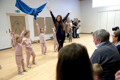 Puslingeholdet kunne for første gang vise deres nye gymnastikdragter frem ved forårsopvisningen i Haunstrup Gymnastikforening. Dragterne er sponsoreret af HK Midt/Vest. Og Maskinfabrikken JYFA har givet T-shirts til børnene på familieholdet. Maja Clemmensen styrer opvarmningen. foto: henrik ole jensen