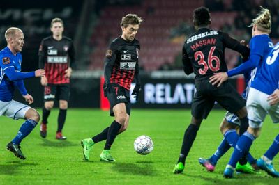 Anfører Jakob Poulsen (i.m.) udlignede til resultatet 1-1 mod Lyngby. ?Foto: Tom Laursen