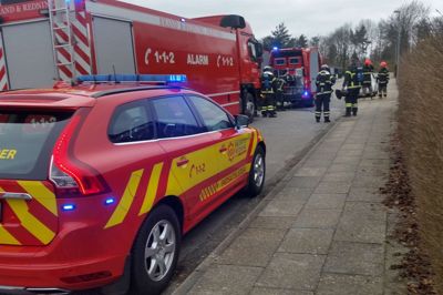 Fire brandbiler og to ambulancer hastede til Thujahvej mandag middag. Foto: Kim Hansen