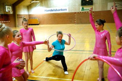 Der bliver brugt vimpler, bolde, hulahopringe og andre redskaber, når pigegymnasterne fra Ilskov er i gang. Foto: Flemming Hansen