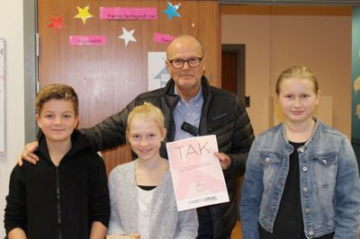 Formanden for Kræftens Bekæmpelse i Ikast-Brande, Bjarne Sass-Petersen, var på Dalgasskolen, for at hente penge. ?Privatfoto