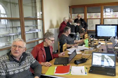 Stor aktivitet og koncentreret arbejde hos slægtsforskerne i Historiens Hus. Foto: Privat