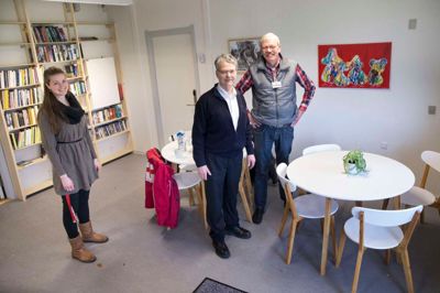 Frivilligkoordinator Solvej Magdalena Stokholm og de to aktivitetsledere Niels Simonsen og Jan Jakobsen i den nye café, som åbnes officielt tirsdag 14. marts. ?Foto: Tom Laursen