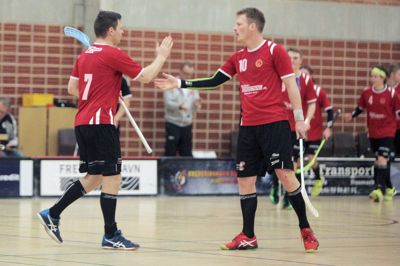 Anders (t.v.) og Søren Holm fejrer en scoring i 8-7-sejren over Frederikshavn. ? Foto: Birgitte Rødkær