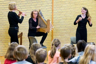 Trioen »Giòia« - der betyder glæde - fortalte skolebørn om den oprørske Martin Luther, der har lagt grunden til den folkekirke, vi kender i dag. Fra venstre er det Karina Agerbo, Mie Korp Sloth og Tira Skamby.? foto: tom laursen
