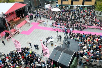 Der var folkefest på Torvet, da Herning i 2012 var vært for Giro-starten, og kommunen håber at kunne skabe den samme stemning, når der er EM til august. ? Foto: Flemming Hansen