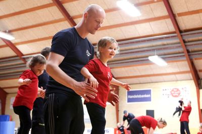 Der var fuldt hus på både tilskuerrækkerne og på hallens gulv, da Vorgod-Barde havde den årlige gymnastikopvisning. ? Foto: Henrik Ole Jensen