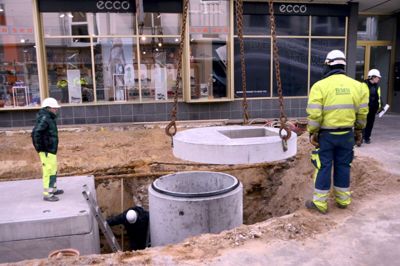 En betoncylinder var en del af de 27 ton vandkunst-teknik, der tirsdag blev sat op i Bryggergade, og den skal huse vandtanken til springvandet. ?Foto: Herning Kommune