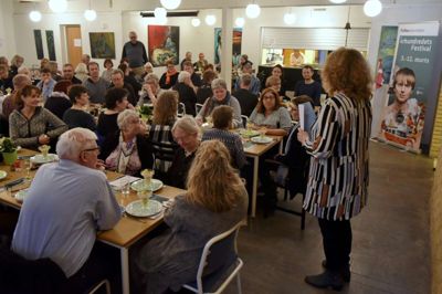På Højskolen Skærgården ved Herning spiste 125 deltagere sig gennem 1970'erne (rejecocktail), 1980'erne (indbagt mørbrad, flødekartofler, kinakålsalat og hvidkålssalat med dåseananas) og 1990'erne (cheesecake). ?Foto: Ole Jørgensen