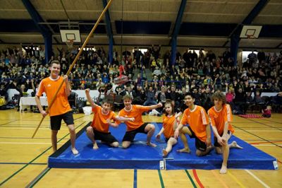 Tribunerne er altid godt fyldt op, når gymnastikafdelingen arrangerer forårsopvisning i Sørvad Kultur og Idrætscenter. Billedet er fra sidste år, hvor flere end 400 publikummer overværede opvisningen. ?Foto: Privatfoto