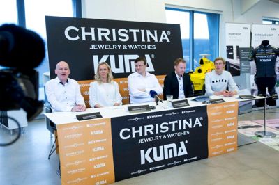 På et pressemøde tirsdag hos Christina Jewelry, kunne Herning-virksomheden fortælle, at den bliver hovedsponsor for det danske kontinentalhold Christina Jewelry-Kuma. Fra venstre er det Claus og Chrstina Hembo, team manager Christian Brand, Hans Christiansen, direktør hos Kuma samt svenske Fredrik Ludvigsson, der bliver holdets kaptajn. Foto: Tom Laursen