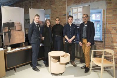 Her ses holdet, der samarbejdede med Skovby Møbelfabrik. Foran dem er møblet, de vandt prisen »bedste design og æstetik« for. ?pr-foto