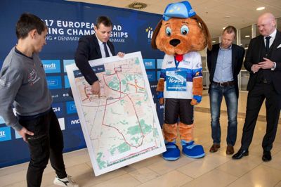 På et pressemøde torsdag kunne Herning-borgmester Lars Krarup vise EM-ruten frem. De øvrige på billedet er fra venstre kvindernes landstræner Catherine Marsal, eventmanager Jens Kasler, Danmarks Cykle Union og Georg Sørensen, direktør i MCH Messecenter Herning. ?Foto: Tom Laursen