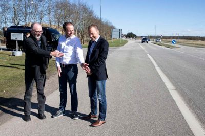 Dér kommer målstregen. Johs. Poulsen (t.v.), formand for kultur- og fritidsuvalget i Herning Kommune, projektleder Frank Hyldgaard og eventmanager Jens Kasler fra Danmarks Cykle Union har taget opstilling på Kaj Zartows Vej bag MCH Arena, hvor EM-opløbet kommer. ?Foto: Tom Laursen