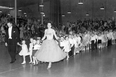 Jens og Gerda Nielsen fører an i indmarchen i Herning Kongrescenter, som man har gjort det så mane gange i årenes løb. Siden Kongrescentret blev åbnet, har man været her hvert år i slutningen af marts. ?Foto: Hugo E. Madsen