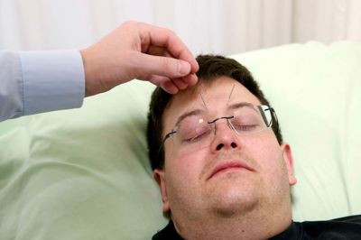 Manden her er fra Tyskland og kommer hele vejen til Aulum for at blive behandlet af John Boel Junior for en øjensygdom, som Boel Akupunktur har specialiseret sig i. ?foto: Flemming Hansen