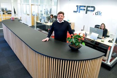 JFP's administrerende direktør, Jesper Friis Poulsen, har flere gange udtalt sig begejstret om entreprenørfirmaets succes på det sjællandske marked, som udgør næsten halvdelen af omsætningen. De seneste måneder har der dog vist sig store udfordringer med flere byggerier, som har skabt skår i glæden. Derfor bliver der nu indsat ny regionsdirektør for at få styr på forretningen. ?Foto: Tom Laursen