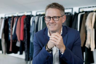 Jesper Rasmussen har en fortid som administrerende direktør i tøjfirmaet Friendtex, hvor dette billede er taget. ?Foto: Henrik Ole Jensen