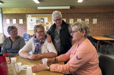 Ruth Vonge (stående) er aktivitetsleder i Røde Kors Vågetjenesten Herning, der har eksisteret siden 2013. foto: aske visser ottosen