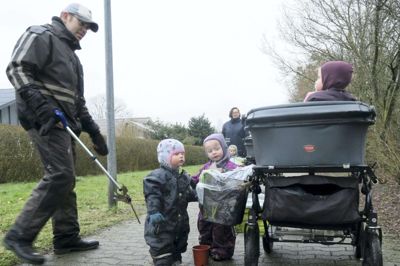 Dorte og Mikael Møller er ude hver dag med børnene i deres private dagpleje. I denne uge har de samlet affald.?foto: jesper wind