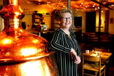 Efter en uddannelse som advokatsekretær, endte Else Strandby i USA, hvor hun fik job i restaurationsbranchen. Efter hjemkomsten for 32 år siden fik hun arbejde på A Hereford Beefstouw i Lund. Else Strandby har i dag været 32 år i kæden - de sidste ni år som daglig leder og forpagter af Bryggeriet på Torvet. ? Foto: Henrik Ole Jensen