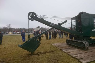 Mange nysgerrige fulgte med, da Søby Brunkulsmuseum ved åbningen i lørdags startede gravemaskinen årgang 1937. ? PR-foto