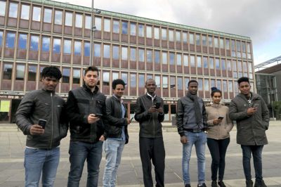 Tag billeder af det danske demokrati. Sådan lød en opgave til blandt andre disse syv elever fra sprogskolen Lærdansk i Herning, da de i går deltog i Demokratistafetten, som kører på Herning Bibliotek i uge 14. ?Foto: Bo Lundgaard