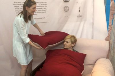 Her ses Mette Brock (LA) i en krammestol, der kan hjælpe mennesker med angst. Hun besøger VIA Designs studerende til Milano Design Week, der bliver betragtet som en af verdens mest attraktive designmesser. Derfor er der ikke kun krav til selve produkterne, men også udstillingen som fem studerende har sørget for, vil vække opmærksomhed hos de tusindvis af gæster, der besøger den italienske mode- og designby. ?pr-foto